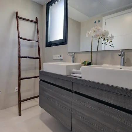 Apartment Elegant New-Built Home Next To The Beach With Breathtaking Sea Views At Higueron *
